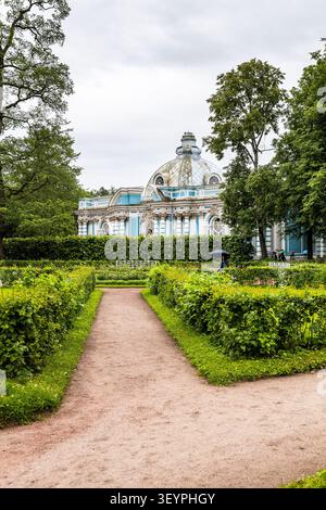Pouchkine, Russie - 24 juin 2026 : chemin vers le pavillon de la grotte dans le parc Catherine dans la ville de Pouchkine (Tsarskoïe Selo) le jour pluvieux d'été Banque D'Images