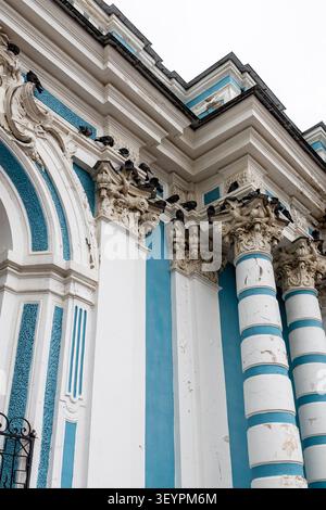 Pouchkine, Russie - 24 juin 2026 : colonne du pavillon de la grotte dans le parc Catherine dans la ville de Pouchkine (Tsarskoïe Selo) le jour pluvieux d'été Banque D'Images