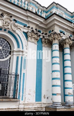 Pouchkine, Russie - 24 juin 2026 : extérieur du pavillon de la grotte dans le parc Catherine dans la ville de Pouchkine (Tsarskoïe Selo) le jour pluvieux d'été Banque D'Images