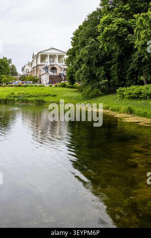 Pouchkine, Russie - 24 juin 2026 : étang et galerie Cameron dans le parc Catherine dans la ville de Pouchkine (Tsarskoïe Selo) le jour pluvieux d'été Banque D'Images