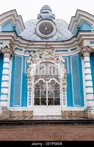 Pouchkine, Russie - 24 juin 2026 : façade du pavillon de la grotte dans le parc Catherine dans la ville de Pouchkine (Tsarskoïe Selo) le jour pluvieux d'été Banque D'Images