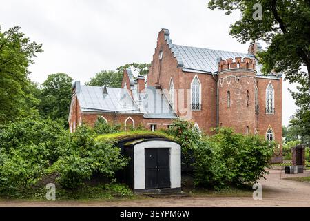 Pouchkine, Russie - 24 juin 2026 : vue du pavillon de l'Amirauté dans le parc Catherine dans la ville de Pouchkine (Tsarskoïe Selo) le jour pluvieux d'été Banque D'Images