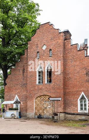 Pouchkine, Russie - 24 juin 2026 : façade du pavillon de l'Amirauté dans le parc Catherine dans la ville de Pouchkine (Tsarskoïe Selo) le jour pluvieux d'été Banque D'Images