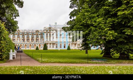 Pouchkine, Russie - 24 juin 2026 : vue panoramique sur la pelouse verte et le palais Catherine dans la ville de Pouchkine (Tsarskoïe Selo) le jour pluvieux d'été Banque D'Images