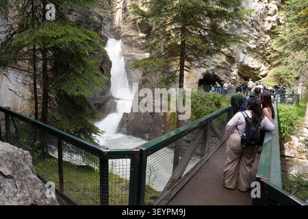 Les visiteurs parcourent Johnston Canyon à Banff, Alberta Canada Banque D'Images