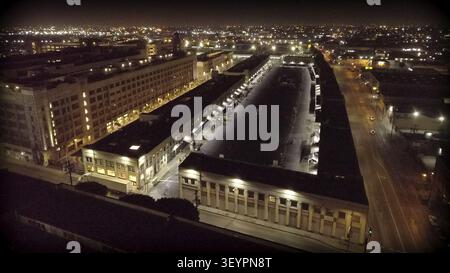 Une zone urbaine industrielle la nuit avec des bâtiments et des rues éclairés. The Row, DTLA. Californie Banque D'Images