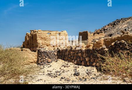 Ruines traditionnelles de briques de boue et murs de pierre du fort de Shanqal sous un ciel bleu clair en Arabie Saoudite. Banque D'Images