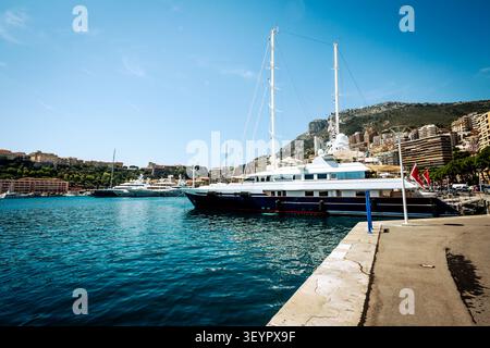 Superyacht de luxe amarrée dans la marina de Port Hercules à Monte-Carlo, Monaco. Banque D'Images