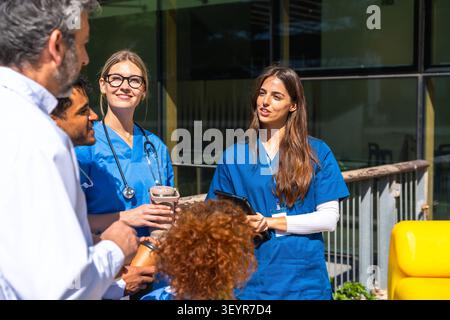 Des étudiants en médecine divers apprenant à l'extérieur auprès d'un médecin Banque D'Images
