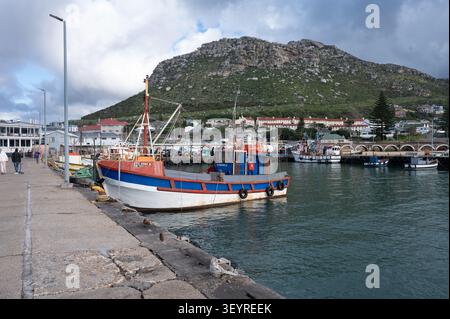 Bateau de pêche dans le port de Kalk Bay en Afrique du Sud Banque D'Images