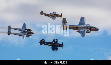 IWM Duxford, Cambridgeshire, Royaume-Uni. 4 juillet 2026. Les Flying Bulls réalisent un spectaculaire flypast au Duxford Summer Air Show. Les Flying Bulls sont l'une des collections privées d'avions historiques les plus connues au monde. Basés au hangar-8 à côté de l'aéroport de Salzbourg, ils préservent, restaurent et pilotent des avions rares aux normes des musées tout en les exposant régulièrement lors de salons aériens à travers l'Europe et au-delà. Crédit : Stuart Robertson/Alamy Live News. Banque D'Images
