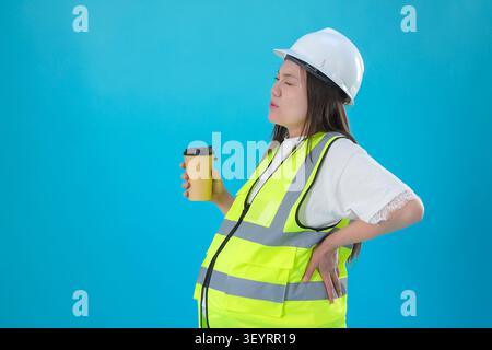 Femme ingénieur portant l'équipement de sécurité de construction Banque D'Images