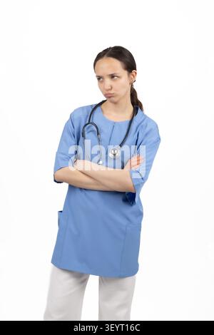 Médecin féminin confiant debout avec les bras croisés dans une photo professionnelle St... Banque D'Images