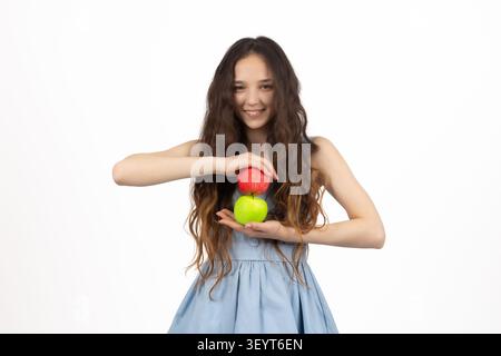 Jeune femme tenant des fruits de pomme dans le studio Banque D'Images