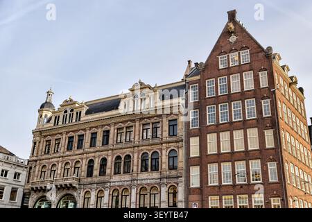 Maisons historiques de canal néerlandaises avec des pignons décoratifs à gradins et à cloche à Amsterdam, Pays-Bas. Banque D'Images