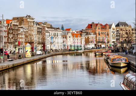 Maisons historiques de canal néerlandaises avec des pignons décoratifs à gradins et à cloche à Amsterdam, Pays-Bas. Banque D'Images