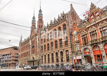 Magna Plaza, l'ancien hôtel des postes principal d'Amsterdam, le long de la Nieuwezijds Voorburgwal à Amsterdam, Pays-Bas. Banque D'Images