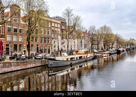 Canal historique bordé de maisons traditionnelles hollandaises à Amsterdam, Pays-Bas. Banque D'Images