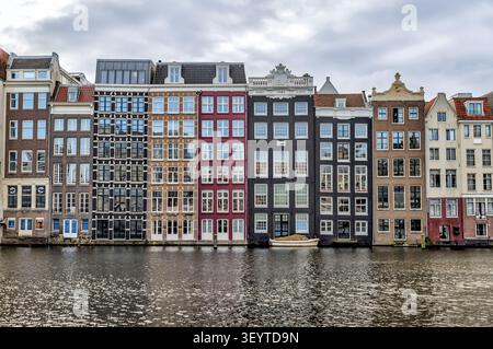 Maisons historiques du canal le long du Damrak à Amsterdam, Pays-Bas. Banque D'Images