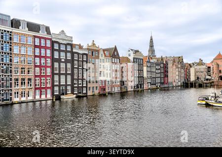 Maisons historiques du canal le long du Damrak à Amsterdam, Pays-Bas. Banque D'Images