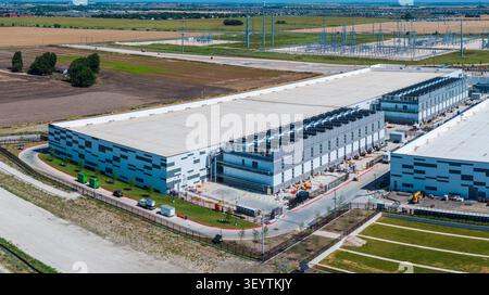 Vue aérienne d'un grand campus de centre de données avec un accent particulier sur la zone d'hébergement des processeurs et l'infrastructure d'alimentation et de refroidissement en cours de construction à Hutto TX Banque D'Images
