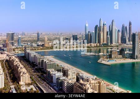 Vue aérienne surélevée du coffre Palm Jumeirah et de Dubaï, Émirats arabes Unis Banque D'Images