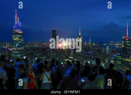 New York, United States. 04th July, 2026. The Macy's 4th of July fireworks light up the night sky as part of the celebration of America's 250th anniversary as seen From the Top of the Rock Observation Deck at Rockefeller Center in New York City on Saturday, July 4, 2026. Photo by John Angelillo/UPI Credit: UPI/Alamy Live News Banque D'Images