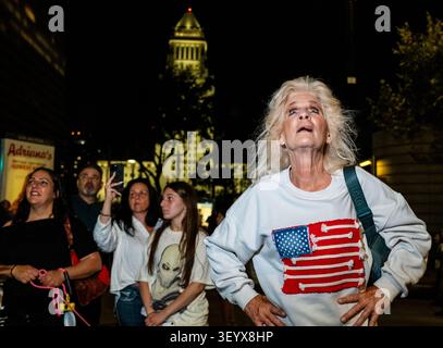 Los Angeles, California, USA. 4th July, 2026. Attendees watch a drone show at the conclusion of the July 4th Summer Block Party at Gloria Molina Grand Park in Los Angeles, California. (Credit Image: © Ghawam Kouchaki/ZUMA Press Wire) EDITORIAL USAGE ONLY! Not for Commercial USAGE! Banque D'Images