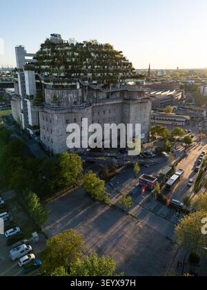Hambourg, Hambourg, Allemagne - 1er mai 2026 : vue aérienne du bunker historique Flakturm IV à Heiligengeistfeld, avec un toit verdoyant et du béton Banque D'Images