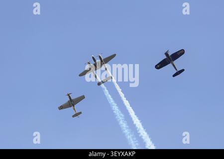 Présentation de la Lockheed P-38 Lightning, de la Chance Vought F4U-4 Corsair et de la North American P-51D Mustang lors du spectacle aérien estival de l'IMW Duxford le 4 juillet 2026 Banque D'Images