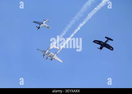 Présentation de la Lockheed P-38 Lightning, de la Chance Vought F4U-4 Corsair et de la North American P-51D Mustang lors du spectacle aérien estival de l'IMW Duxford le 4 juillet 2026 Banque D'Images