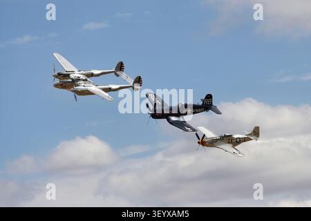 Présentation de la Lockheed P-38 Lightning, de la Chance Vought F4U-4 Corsair et de la North American P-51D Mustang lors du spectacle aérien estival de l'IMW Duxford le 4 juillet 2026 Banque D'Images