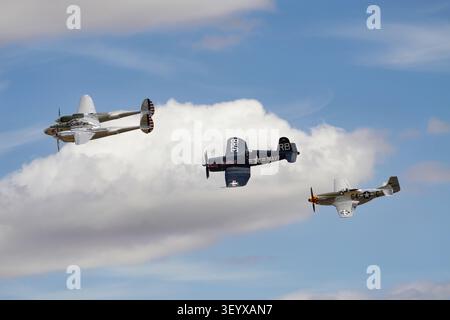 Présentation de la Lockheed P-38 Lightning, de la Chance Vought F4U-4 Corsair et de la North American P-51D Mustang lors du spectacle aérien estival de l'IMW Duxford le 4 juillet 2026 Banque D'Images