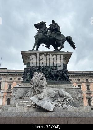 Gros plan du Monument au roi Victor Emmanuel II présentant une grande sculpture en marbre d'un lion sur la Piazza del Duomo, Milan Banque D'Images