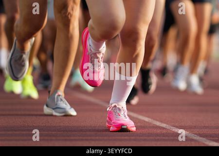 Athlétisme personnes qui courent sur le terrain de piste, grand groupe de coureurs Banque D'Images