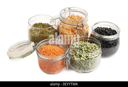 Différents types de légumineuses dans des pots en verre isolés sur blanc Banque D'Images