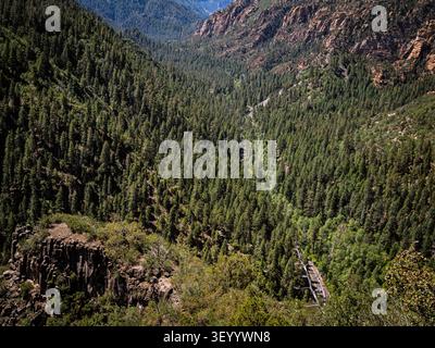 Vue aérienne de la forêt de pins et des montagnes d'Oak Creek Canyon et RTE 89A de Sedona à Flagstaff Arizona Banque D'Images