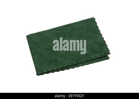 Chiffon de nettoyage en microfibre vert foncé plié avec bords festonnés, isolé sur blanc. Banque D'Images