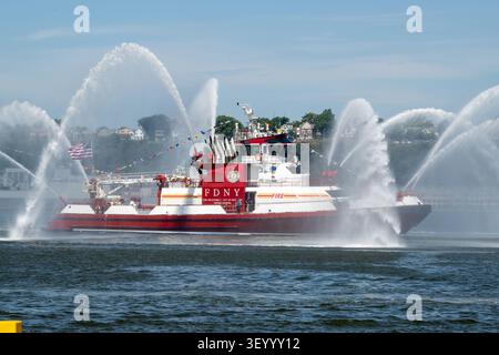 New York, United States. 04th July, 2026. A New York Fire Department (FDNY) Three Forty Three boat sprays water during the Sail4th 250 Tall Ships Parade along the Hudson River. Credit: SOPA Images Limited/Alamy Live News Banque D'Images