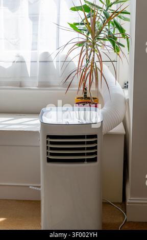 La vue de face de l'unité de climatisation portable installée dans un salon. Banque D'Images