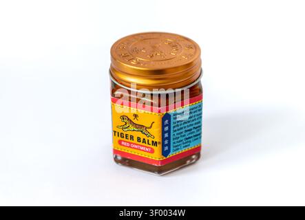 Gros plan vue latérale d'un pot de pommade de baume de tigre isolé sur blanc. Banque D'Images