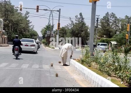 QUETTA, PAKISTAN - 05 juillet 2026 : la Quetta Metropolitan Corporation (QMC) a lancé une campagne « Clean and Green » visant à embellir la ville, avec des activités en cours à l'Assemblée Chowk à Quetta dimanche. Des ouvriers ont été observés en train d'améliorer les sentiers, ce qui fait partie d'un effort plus large pour améliorer l'attrait esthétique de la ville. La campagne souligne l'engagement de la ville en faveur de l'amélioration de l'environnement et de l'embellissement urbain. Cette initiative reflète une étape importante vers un développement urbain durable à Quetta, qui pourrait stimuler l’engagement civique et le tourisme. (Images Sami Khan/PPI) Banque D'Images