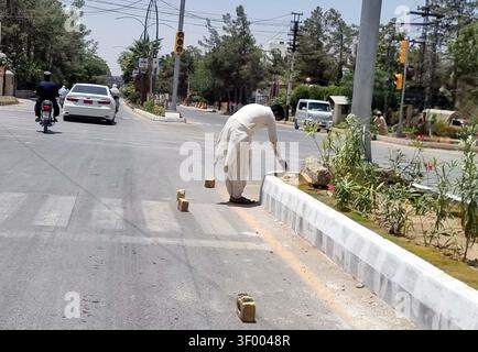 QUETTA, PAKISTAN - 05 juillet 2026 : la Quetta Metropolitan Corporation (QMC) a lancé une campagne propre et verte le dimanche 5 juillet 2026, à Assembly Chowk, Quetta, dans le cadre de ses efforts d'embellissement de la ville. Des ouvriers ont été vus peignant des sentiers et s'occupant de jardinières en bordure de route, améliorant le paysage urbain avec de la verdure et de la peinture fraîche. La campagne, qui vise à améliorer l'attrait esthétique de Quetta, cherche également à promouvoir la sensibilisation à l'environnement parmi les résidents. Cette initiative s’inscrit dans une stratégie plus large de revitalisation des espaces publics et d’amélioration des infrastructures urbaines. (Images Sami Khan/PPI) Banque D'Images