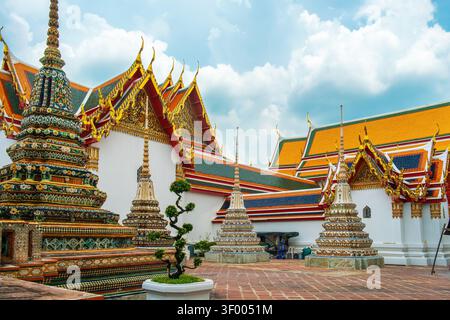 Bâtiments de temple bouddhiste ornés et chedis colorés dans la cour du complexe de temple Wat Pho dans la ville de Bangkok, Thaïlande, Asie. Temple du couchage Banque D'Images