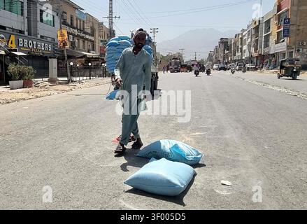 QUETTA, PAKISTAN - 05 juillet 2026 : dimanche, un sac de farine est tombé d'un camion sur Samangali Road à Quetta, au Pakistan, ce qui a perturbé la circulation et soulevé des problèmes de sécurité. L'incident, capturé par Sami Khan de PPI images, s'est produit dans une zone commerciale animée, mettant en évidence les défis liés au transport de matériaux en vrac dans des environnements urbains fréquentés. Cet événement souligne la nécessité de règles de sécurité plus strictes pour prévenir de tels événements, qui peuvent perturber la circulation et présenter des dangers pour les piétons et les conducteurs. Les entreprises locales, y compris les restaurants et les magasins, ont été témoins de la perturbation. (Sami Khan Banque D'Images