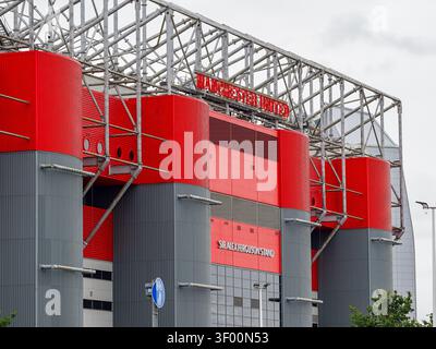 Manchester, Royaume-Uni, 4 juillet 2026 : extérieur du stade Old Trafford, avec le stand Sir Alex Ferguson avec la marque Manchester United contre un nuage Banque D'Images