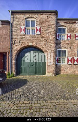 Maison Wachtendonk, vieux centre-ville, bâtiment historique en briques, façade avec fenêtres, volets et ancrages muraux, portail, porte d'entrée, passerelle, pavage SAO Banque D'Images