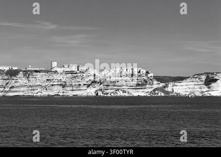 Ville haute avec les pas du roi d'Aragon sur les falaises de craie, pointe sud de la Corse, Méditerranée, monochrome, Bonifacio, Corse, France Banque D'Images