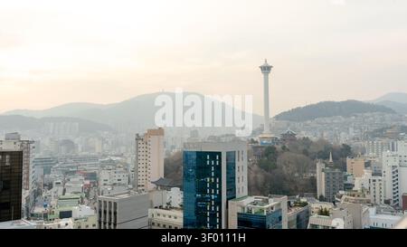 Vue aérienne de Busan, Corée du Sud, mettant en valeur l'emblématique tour Busan surplombant le paysage urbain. L'horizon reflète le mélange de l'architectu moderne Banque D'Images