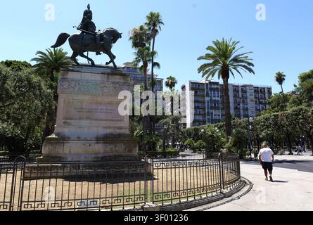 Vittorio emanuele ii statue équestre debout à giardino garibaldi, palerme, italie, entouré de palmiers et profitant d'une journée ensoleillée, avec un perso Banque D'Images